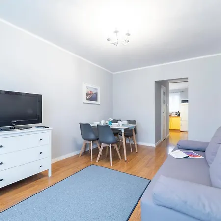 Apartament Dmowskiego 6 *